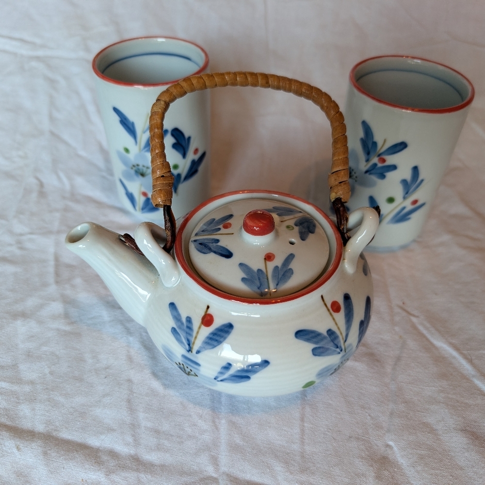 2/30$ Vintage Blue and Red Floral Teapot Set